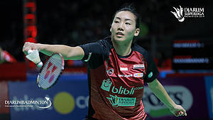 Li Michelle (PB Djarum Kudus) mengembalikan shuttlecock.