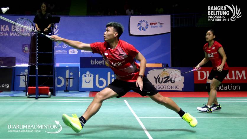 Rinov Rivaldy/Phita Haningtyas Mentari (INA) menyambar pengembalian. Rinov Rivaldy/Phita Haningtyas Mentari (INA) menyambar pengembalian.