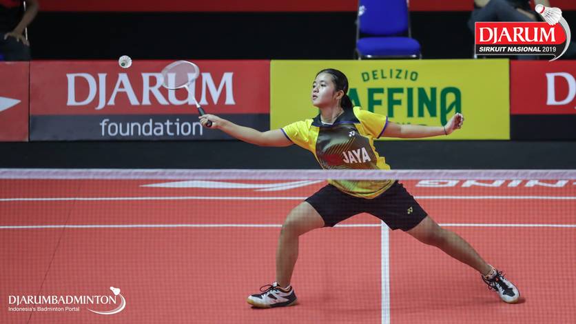Asty Dwi Widyaningrum (PB Jaya Raya) menyambut pengembalian. Asty Dwi Widyaningrum (PB Jaya Raya) menyambut pengembalian.