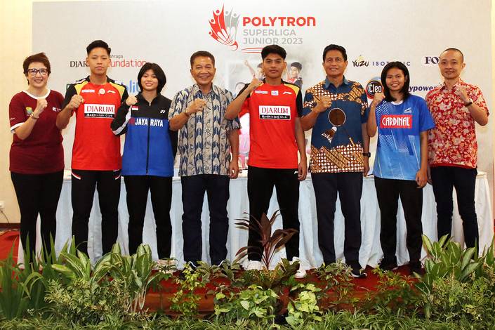 Sesi foto bersama seusai jumpa pers Polytron Superliga Junior 2023 pada Minggu (7/5) di Magelang, Jawa Tengah (Djarum Badminton) Sesi foto bersama seusai jumpa pers Polytron Superliga Junior 2023 pada Minggu (7/5) di Magelang, Jawa Tengah (Djarum Badminton)