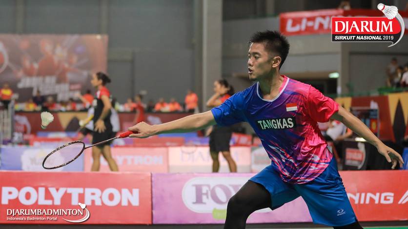 Vicky Angga Saputra (PB Tangkas) mengembalikan shuttlecock.