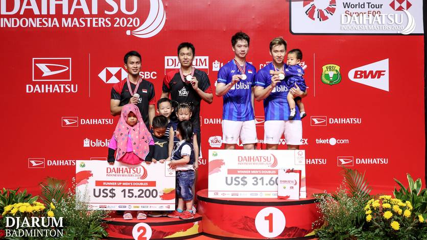 Kevin Sanjaya Sukamuljo/Marcus Fernaldi Gideon (kanan) dan Hendra Setiawan/Mohammad Ahsan di podium juara Daihatsu Indonesia Masters 2020 BWF World Tour Super 500. Kevin Sanjaya Sukamuljo/Marcus Fernaldi Gideon (kanan) dan Hendra Setiawan/Mohammad Ahsan di podium juara Daihatsu Indonesia Masters 2020 BWF World Tour Super 500.