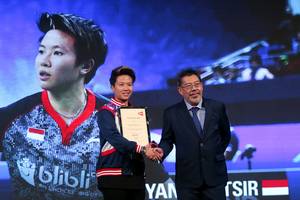 Liliyana Natsir terima penghargaan BWF Hall of Fame (Djarum Badminton)