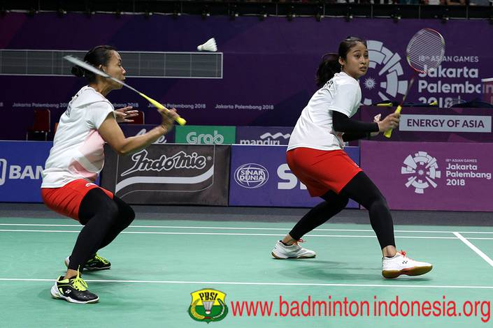 Rizki Amelia Pradipta/Della Destiara Haris bersiap menghadang serangan. Rizki Amelia Pradipta/Della Destiara Haris bersiap menghadang serangan.