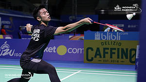 Vicky Angga Saputra (Indonesia) mengembalikan shuttlecock.