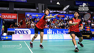 Praveen Jordan/Liliyana Natsir (PB Djarum Kudus) menghadang pengembalian.