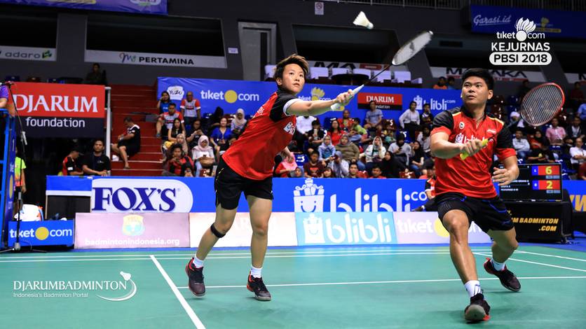 Praveen Jordan/Liliyana Natsir (PB Djarum Kudus) menghadang pengembalian. Praveen Jordan/Liliyana Natsir (PB Djarum Kudus) menghadang pengembalian.