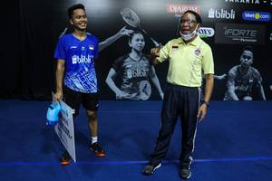 Menteri Pemuda dan Olahraga Indonesia, Zainudin Amali (kanan) saat berbincang dengan Anthony Sinisuka Ginting.