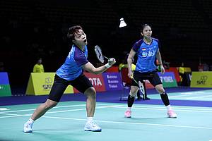 Greysia Polii/Apriyani Rahayu (Indonesia) menghadang pengembalian.