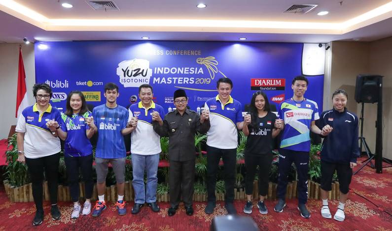 Foto bersama usai konfrensi pers Yuzu Indonesia Masters 2019 BWF Tour Super 100. Foto bersama usai konfrensi pers Yuzu Indonesia Masters 2019 BWF Tour Super 100.