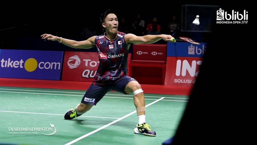 Kento Momota (Jepang) mengembalikan shuttlecock. Kento Momota (Jepang) mengembalikan shuttlecock.