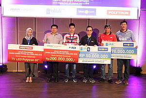 Kevin Sanjaya Sukamuljo Beserta Pelatih Saat Menerima Bonus Apresiasi Dari PB Djarum