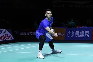 Jonatan Christie (Indonesia) mengembalikan shuttlecock.