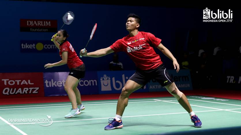 Praveen Jordan/Melati Daeva Oktavianti (Indonesia) mengembalikan shuttlecock. Praveen Jordan/Melati Daeva Oktavianti (Indonesia) mengembalikan shuttlecock.