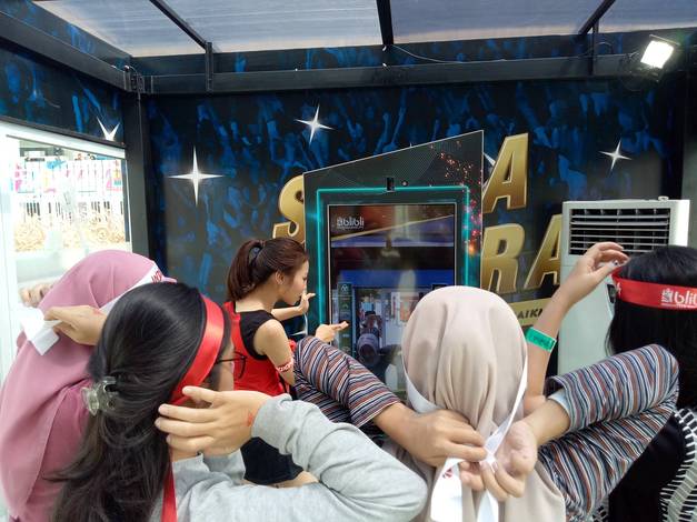 Suasana antrean foto booth. Suasana antrean foto booth.