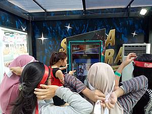 Suasana antrean foto booth.