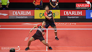 Hendra Gustiawan/Ayu Gary Luna Maharani (PB Djarum Kudus) menghadang pengembalian.