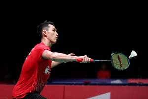 Jonatan Christie (Indonesia) menyambut pengembalian.