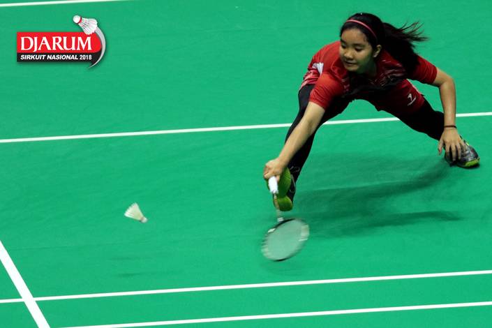 Titifany Illahi (PB Fifa) berusaha menggapai pengembalian. Titifany Illahi (PB Fifa) berusaha menggapai pengembalian.
