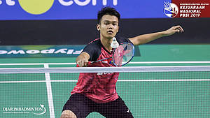 Christian Adinata (DKI Jakarta) mengembalikan shuttlecock.