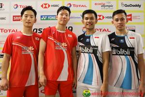 Ganda putra Korea, Choi Sol Gyu/Seo Seung Jae (kiri) berfoto bersama Fajar Alfian/Muhammad Rian Ardianto (Indonesia).