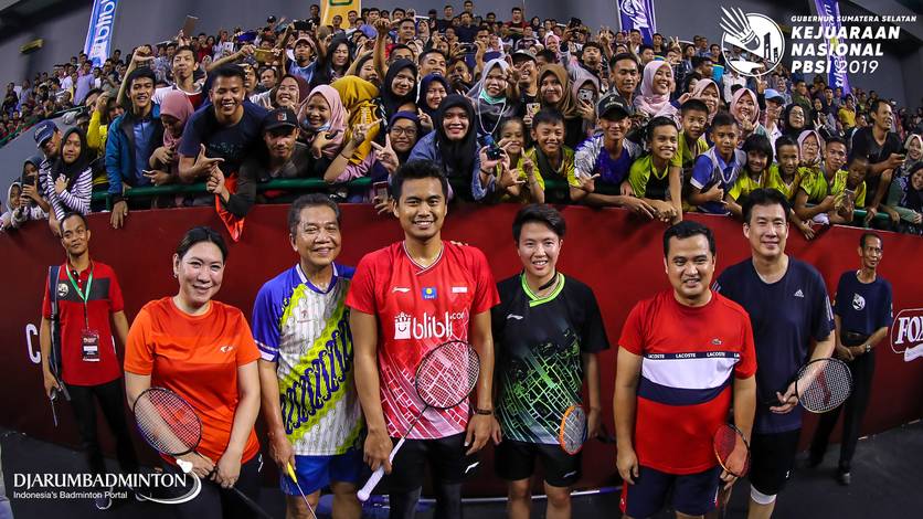 Susy Susanti, Achmad Budiharto, Tontowi Ahmad, Liliyana Natsir, Amrullah dan Alan Budikusuma berfoto bersama usai bertanding. Susy Susanti, Achmad Budiharto, Tontowi Ahmad, Liliyana Natsir, Amrullah dan Alan Budikusuma berfoto bersama usai bertanding.