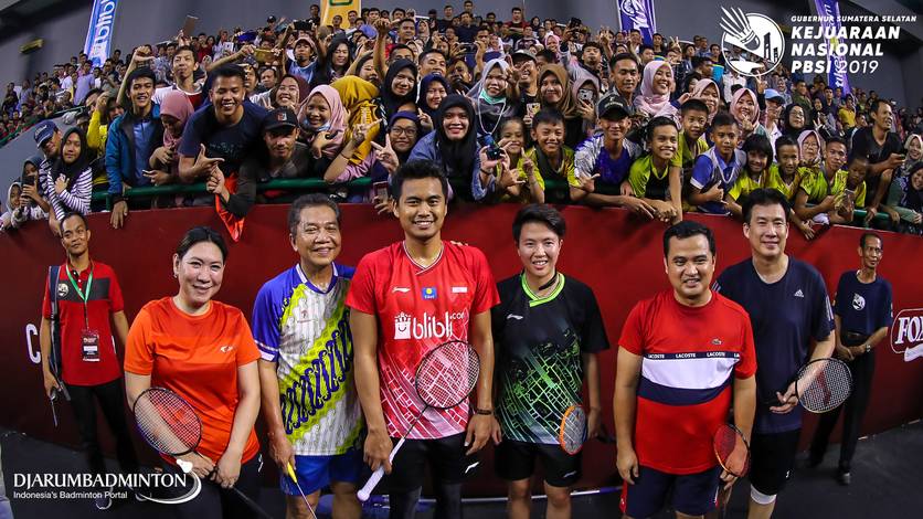 Susy Susanti, Achmad Budiharto, Tontowi Ahmad, Liliyana Natsir, Amrullah dan Alan Budikusuma berfoto bersama usai bertanding.