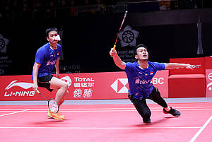 Hendra Setiawan/Mohammad Ahsan jatuh bangun berusaha menghadang serangan.