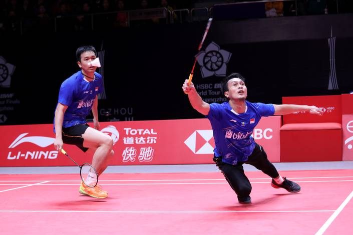 Hendra Setiawan/Mohammad Ahsan jatuh bangun berusaha menghadang serangan. Hendra Setiawan/Mohammad Ahsan jatuh bangun berusaha menghadang serangan.