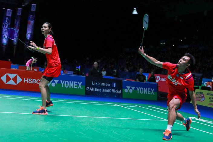 Hafiz Faizal/Gloria Emanuelle Widjaja (Indonesia) mengembalikan shuttlecock. Hafiz Faizal/Gloria Emanuelle Widjaja (Indonesia) mengembalikan shuttlecock.