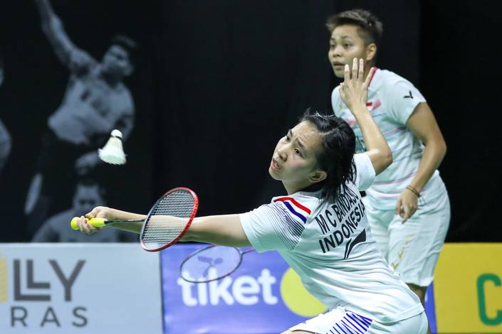 Apriyani Rahayu/Mychelle Chrystine Bandaso mengembalikan shuttlecock. Apriyani Rahayu/Mychelle Chrystine Bandaso mengembalikan shuttlecock.