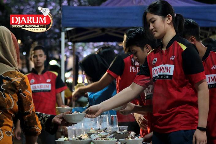 Para Atlet Sedang Menikmati Sajian Khas Kota Purwokerto Dalam Acara Gala Dinner Yang Berlangsung Kemarin Malam (11/3)