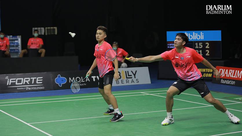 Daniel Marthin/Leo Rolly Carnando (Indonesia) mengembalikan shuttlecock. Daniel Marthin/Leo Rolly Carnando (Indonesia) mengembalikan shuttlecock.