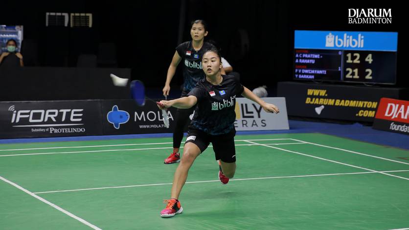 Ganda putri Indonesia, Yulfira Barkah/Febby Valencia Dwijayanti Gani mengembalikan shuttlecock. Ganda putri Indonesia, Yulfira Barkah/Febby Valencia Dwijayanti Gani mengembalikan shuttlecock.