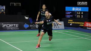 Ganda putri Indonesia, Yulfira Barkah/Febby Valencia Dwijayanti Gani mengembalikan shuttlecock.