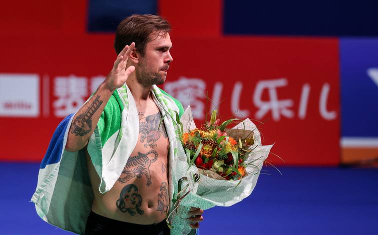 Jan O Jorgensen (Denmark) memberikan salam perpisahan. (Foto: BWF) Jan O Jorgensen (Denmark) memberikan salam perpisahan. (Foto: BWF)