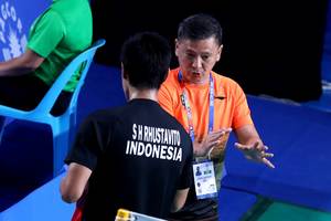Hendry Saputra (kanan) saat memberikan arahan kepada Shesar Hiren Rhustavito.
