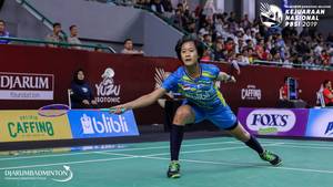 Putri Kusuma Wardani (Indonesia) bersiap menghadang serangan.