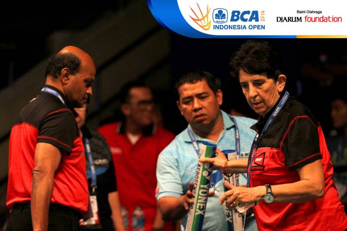 Tim referee BWF saat memeriksa persiapan pertandigan. Tim referee BWF saat memeriksa persiapan pertandigan.