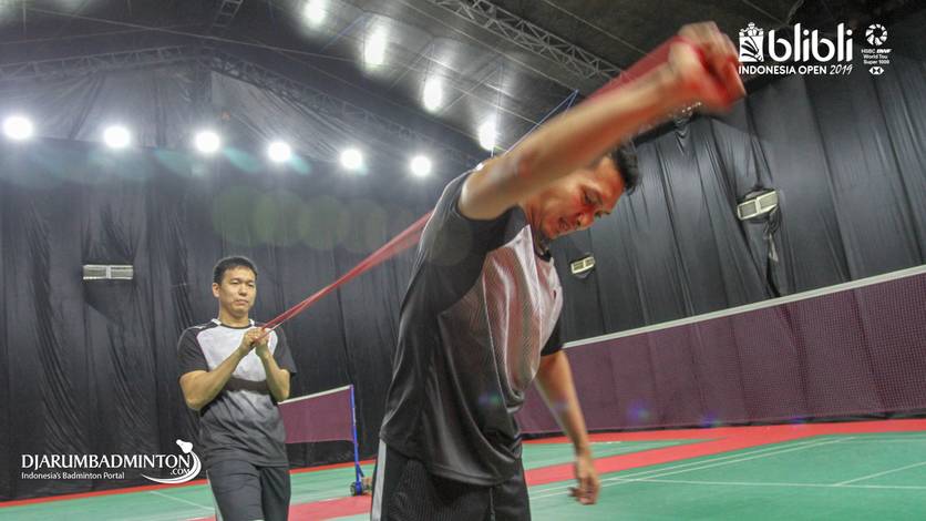 Hendra Setiawan/Mohammad Ahsan (Indonesia) saat melakukan peregangan.
