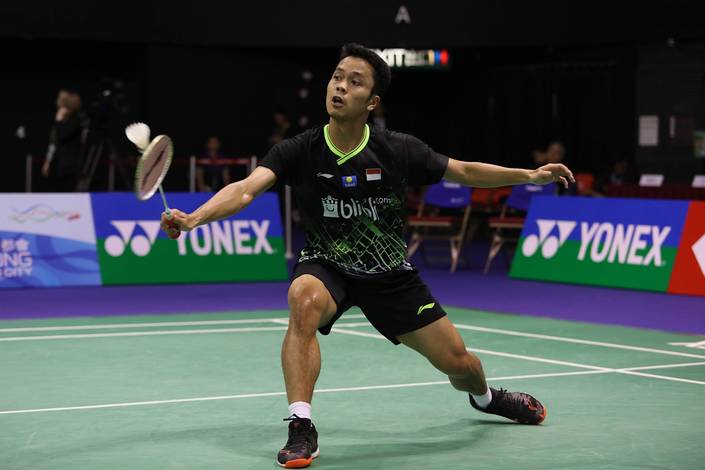 Anthony Sinisuka Ginting (Indonesia) mengembalikan shuttlecock.