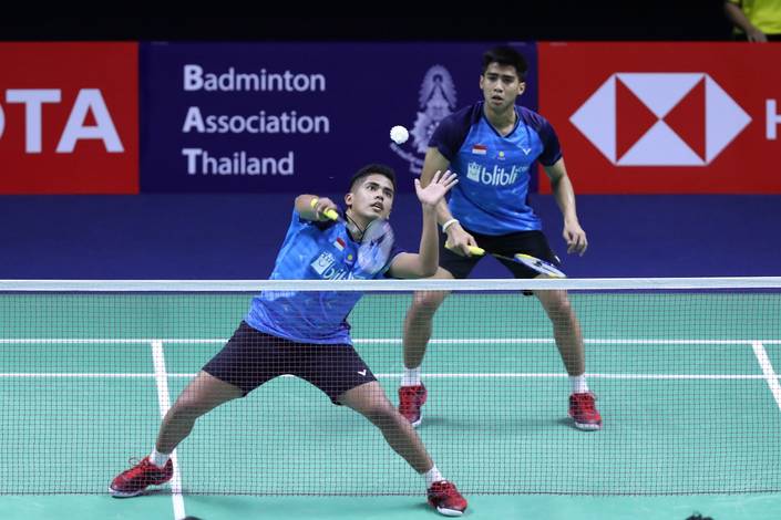 Sabar Karyaman Gutama/Frengky Wijaya Putra (Indonesia) mengembalikan shuttlecock.