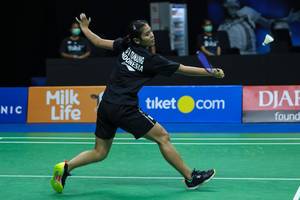 Gregoria Mariska Tunjung (tim Garuda) menyambut pengembalian.