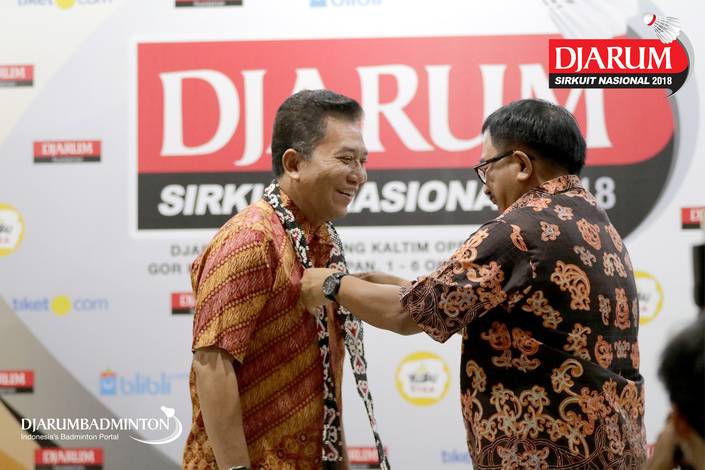 Sekretaris Jenderal PP PBSI, Achmad Budiharto (kiri) mendapat cendera mata dari Walikota Balikpapan, Rizal Effendi. Sekretaris Jenderal PP PBSI, Achmad Budiharto (kiri) mendapat cendera mata dari Walikota Balikpapan, Rizal Effendi.