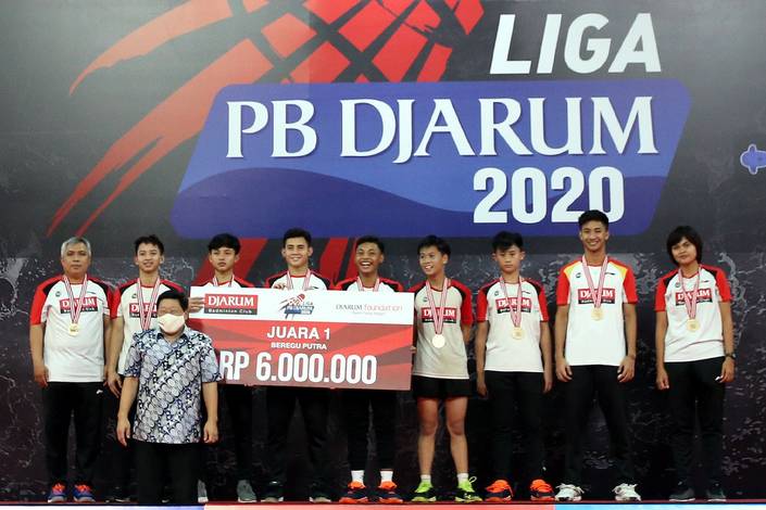 Sesi foto bersama para peraih gelar juara 1 kategori beregu putra Liga PB Djarum 2020 dengan Program Director Bakti Olahraga Djarum Foundation Yoppy Rosimin, usai penyerahan medali dan hadiah, Rabu (9/12) malam, di GOR Djarum, Jati, Kudus, Jawa Tengah. 