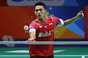 Jonatan Christie (Indonesia) menyambut pengembalian.
