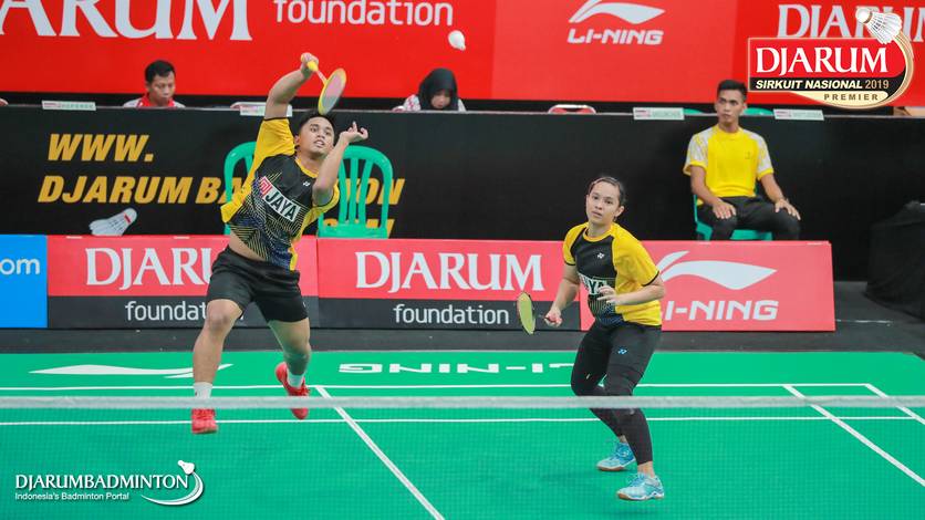 Amri Syahnawi/Masita Mahmudin (Jaya Raya) mengembalikan shuttlecock. Amri Syahnawi/Masita Mahmudin (Jaya Raya) mengembalikan shuttlecock.