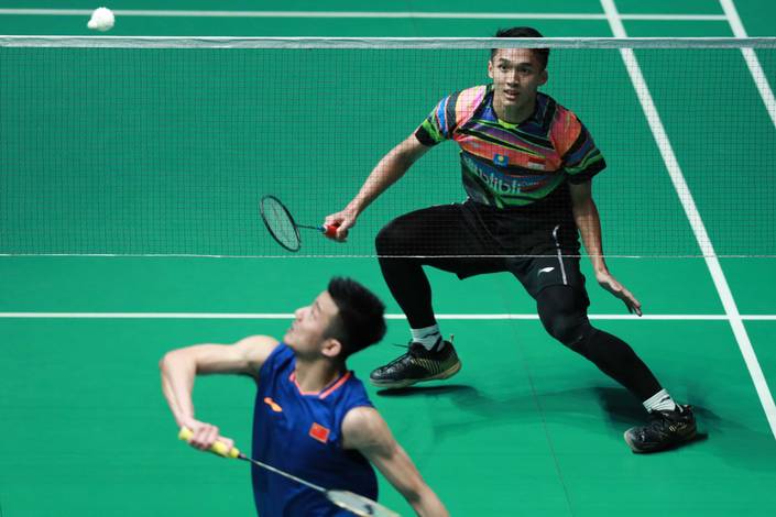 Jonatan Christie (Indonesia) bersiap menghadang pengembalian. Jonatan Christie (Indonesia) bersiap menghadang pengembalian.