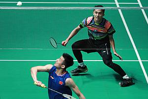 Jonatan Christie (Indonesia) bersiap menghadang pengembalian.