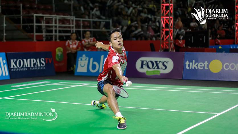 Anthony Sinisuka Ginting (Musica Trinity) mengembalikan shuttlecock.